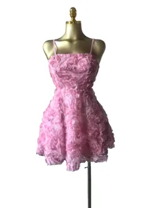 Detail van een zoete roze mini-jurk met verfijnde 3D-rozenblaadjes-applicaties