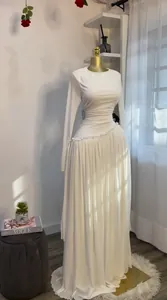 Elegante vestido de noche blanco de manga larga plisado con volantes en maniquí