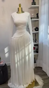 Elegante vestido largo blanco de manga larga con cintura plisada y detalles volantes