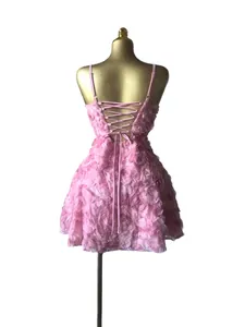 Achteraanzicht van een roze mini-jurk met rozenblaadjes en veters op een mannequin.