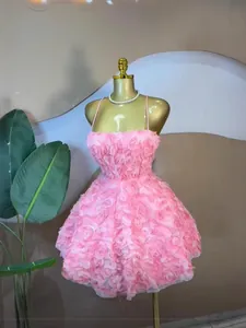 Zoete roze rozenbloemen bellenjurk met spaghettibandjes en een mouwloos ontwerp