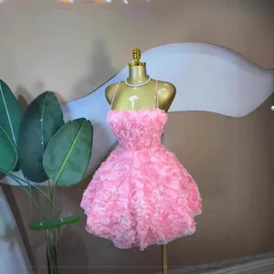Gedetailleerd overzicht van de zoete roze 3D-rozenbloem minijurk op een paspop model.