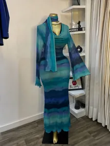 Abito lungo a maniche lunghe stampato tie-dye con sciarpa abbinata