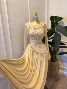 Elegante vestido de noche largo plisado beige de manga larga con refinados detalles de volantes