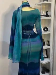 Dettaglio della stampa tie-dye e della chiusura in vita su questo abito lungo a maniche.