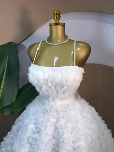 Detailopname van witte korte jurk met rozenbloemen en mouwloos ontwerp met bandjes