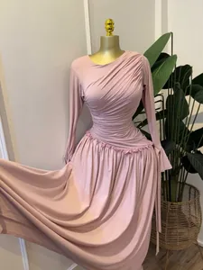 Elegante vestido maxi rosa de manga larga plisado con detalles de volantes