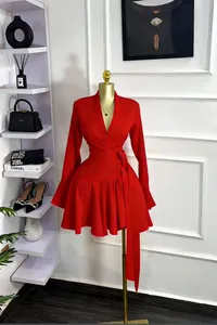 Elegante abito corto rosso a maniche lunghe con colletto a tailleur e gonna a pieghe