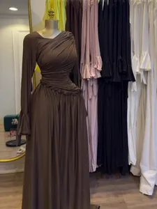 Elegante vestido maxi marrón de manga larga con detalles fruncidos y volantes