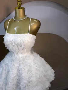Lief wit kort jurkje met rozenbloemen textuur en spaghettibandjes voor elegante dames party mode