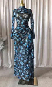 Elegante abito lungo a fiori in mesh con maniche lunghe e dettaglio drappeggiato