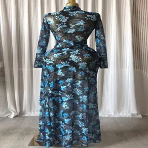 Elegante abito lungo in rete a fiori blu con maniche lunghe e tessuto trasparente