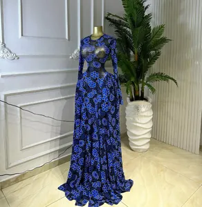 Elegante abito lungo a maniche lunghe in rete trasparente con stampa floreale blu