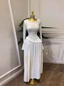 Elegante vestido largo blanco de manga larga con fruncidos y bonito ribete de volantes