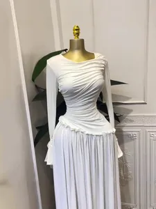 Elegante vestido largo blanco de manga larga plisado con volantes en la cintura