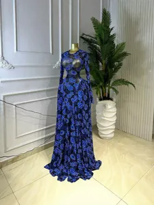 Elegante abito da sera lungo in mesh blu a fiori con maniche lunghe esposto su manichino