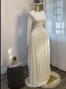 Vestido largo blanco de manga larga con pliegues y volantes elegante de fiesta