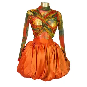 Elegante set due pezzi con top in mesh stampato e minigonna a sbuffo arancione