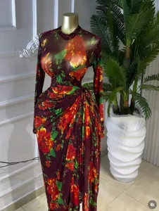 Elegante abito lungo in rete arricciato con stampa a fiori per le vacanze estive