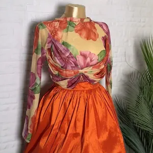 Set elegante 2 pezzi con top a fiori in mesh e gonna a pieghe arancione per le vacanze