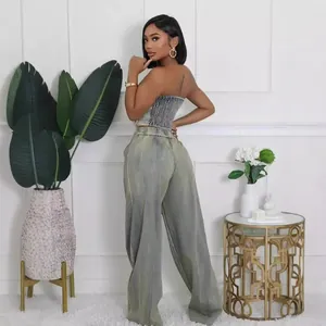 Elegante vista trasera de un conjunto de denim lavado con top palabra de honor y pantalón