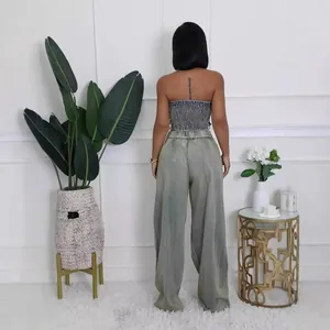 Conjunto de mezclilla de dos piezas con top de tubo y pantalones anchos desgastados