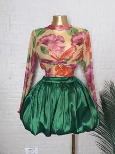 Completo due pezzi con top in mesh floreale e gonna a palloncino in raso verde da vacanza