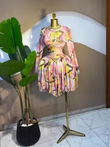 Robe courte chic en tulle avec imprimé feuilles, manches longues et jupe plissée élégante