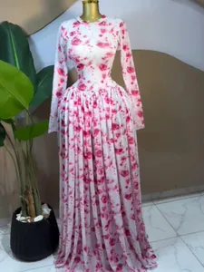 Detail van elegante maxi-jurk met bloemenprint, lange mouwen en plooien