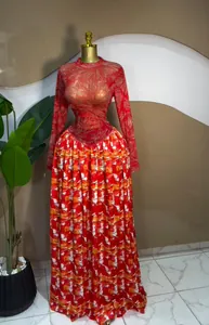 Elegante lange jurk met lange mouwen en rood-oranje print van mesh voor avondkleding