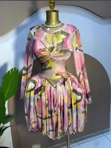 Robe mini en mesh transparent à manches longues avec imprimé feuilles et plis