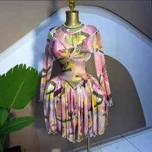 Robe courte en maille à manches longues avec imprimé feuilles et jupe plissée
