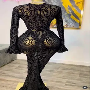 Vista trasera de un vestido sexy de malla negra con manga larga y flores flocadas