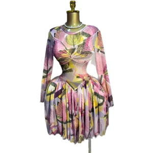 Robe élégante à manches longues en tulle transparent avec imprimé feuilles et jupe plissée
