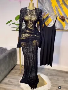 Detalle del vestido de malla negra con flocado floral y el vestido interior incluido