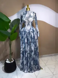 Elegante maxi-jurk met lange mouwen, blauwe marmerprint en geplooide meshstof