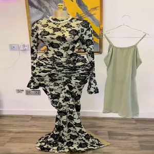Vista detallada del vestido largo de malla floral con volantes y forro interior