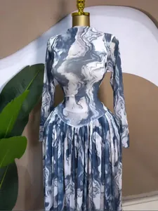 Elegante maxi-jurk met lange mouwen, marmerprint en geplooide rok van mesh voor dames