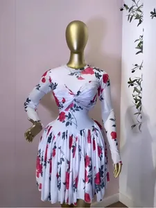 Robe élégante à manches longues blanche avec imprimés roses rouges et tulle plissé