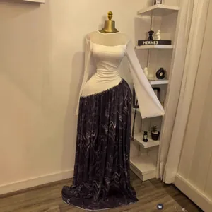 Robe longue élégante en tulle à manches longues avec imprimé marbre et volants à la taille