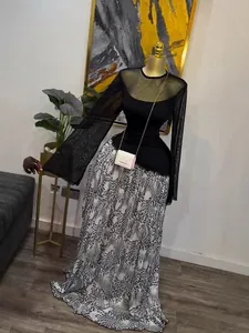 Robe longue élégante à manches en maille noire avec une jupe plissée imprimée chic