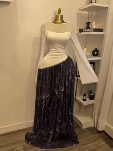 Robe élégante à manches longues en mesh blanc avec jupe longue chic imprimé marbre noir.
