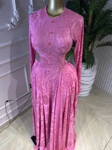 Vestido largo rosa de manga larga con estampado floral y botones decorativos de fiesta