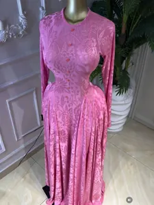 Elegante vestido largo de jacquard rosa con manga larga y botones para fiestas gala