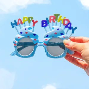Vista dettagliata di simpatici occhiali azzurri per feste di compleanno a forma di cupcake