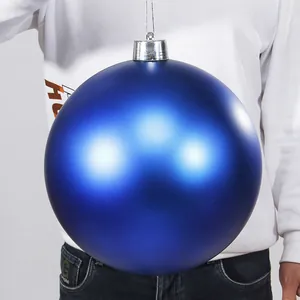 Große matte blaue Weihnachtskugel, gehalten zur Darstellung der übergroßen Dimension.