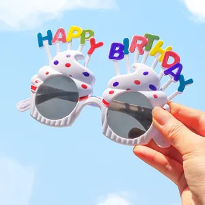 Dettaglio che mostra occhiali di compleanno a forma di cupcake con scritte colorate