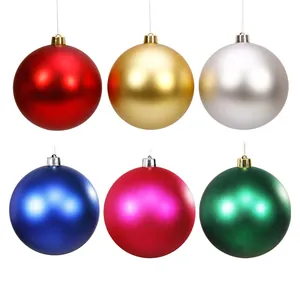 Set mit sechs farbenfrohen matten Weihnachtskugeln für die festliche Dekoration