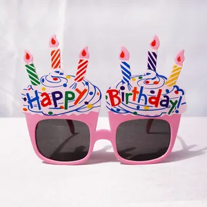 Simpatici occhiali di compleanno a cupcake rosa con candele colorate e scritta Happy Birthday