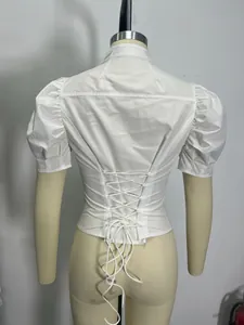 Detaillierte Rückansicht eines weißen Vintage-Oberteils mit elegantem Schnürkorsett-Rücken